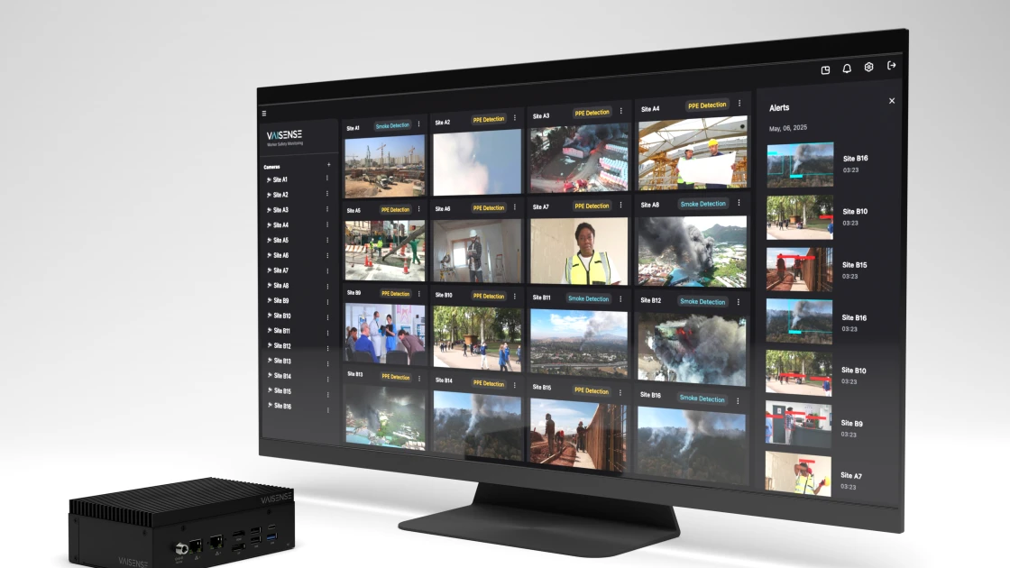 Ein Edge-AI-Server neben einem Display, das die KI-Erkennung von PSA und Baustellensicherheit anzeigt.